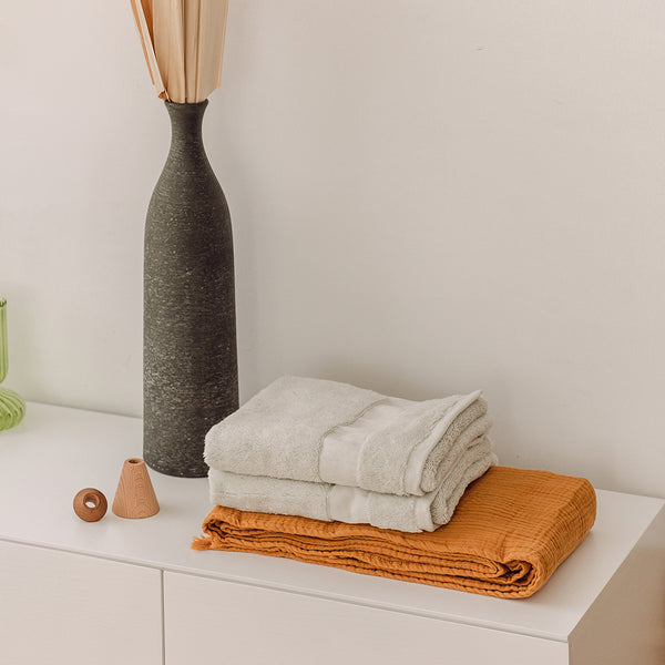 Sienna Yellow Throw / Arctic Silver Towel Set